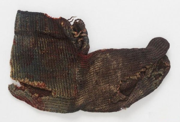 Носок, шерсть, Египет 050-220 гг. н.э., техника single-needle knitting, Музей Виктории и Альберта, Лондон, Великобритания.